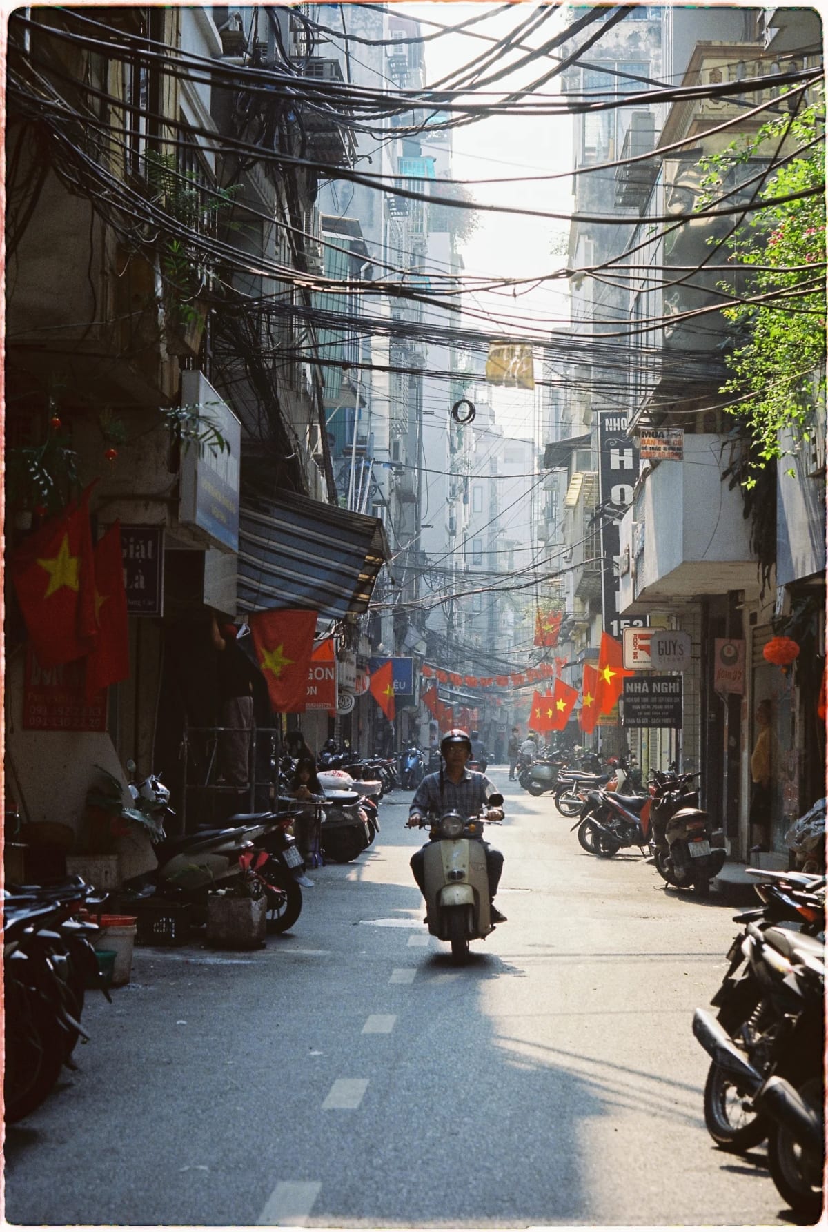Street photography from Hanoi by Que Linh