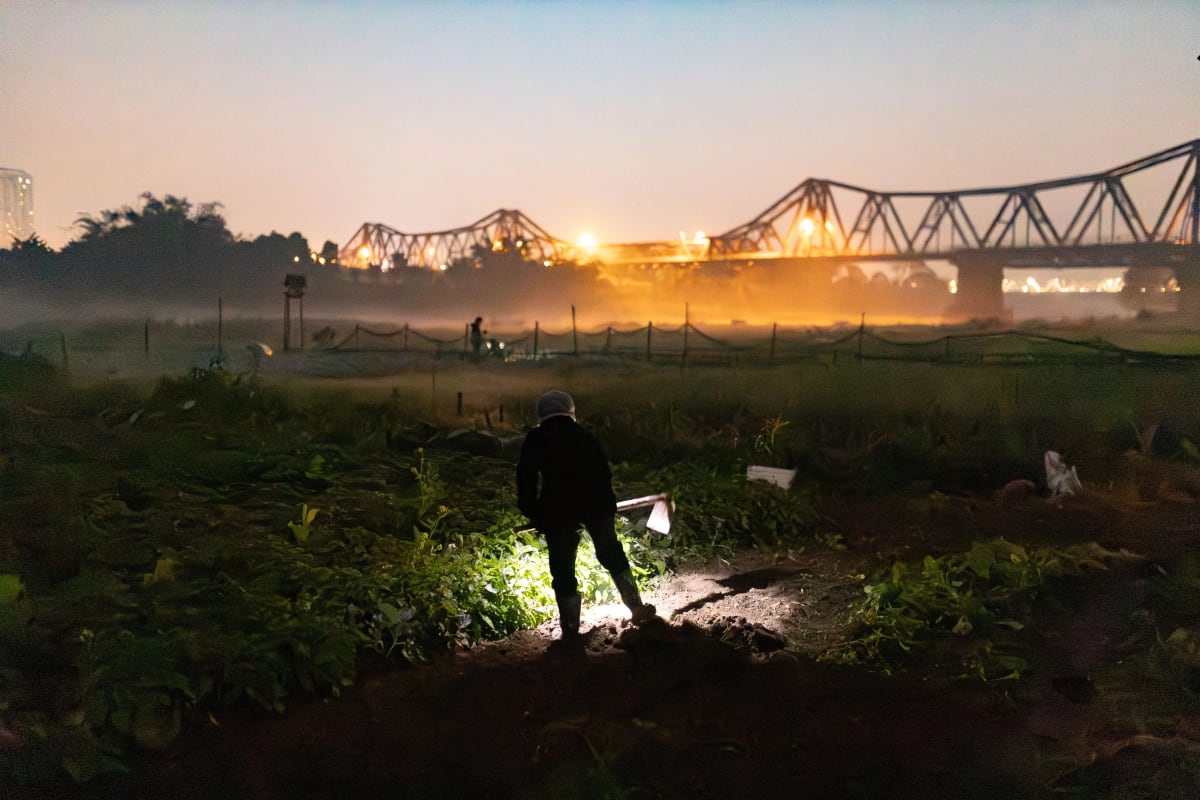 Street photography from Hanoi by Trịnh Nguyễn Long Nhật