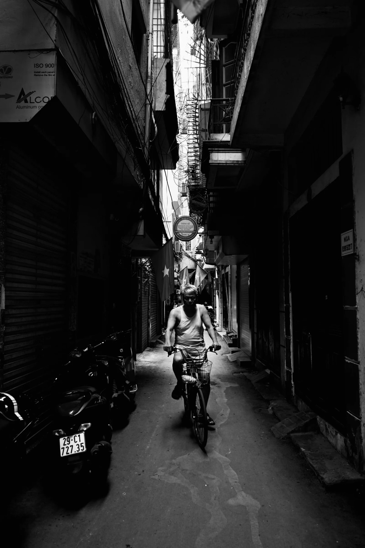 Street photography from Hanoi by Que Linh