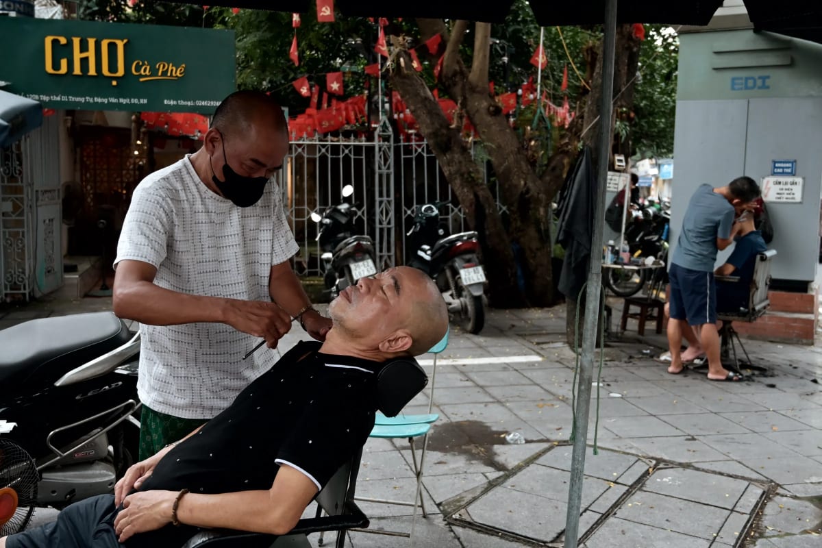 Street photography from Hanoi by Que Linh