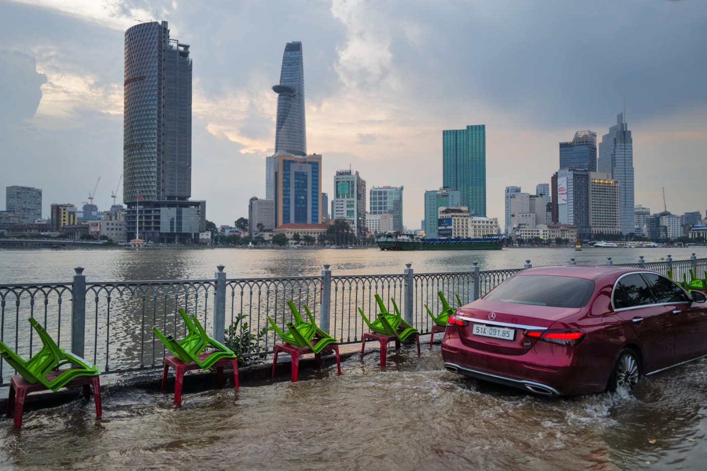 Flooded Saigon riverside with Bitexco tower — Le Hoang Tuan