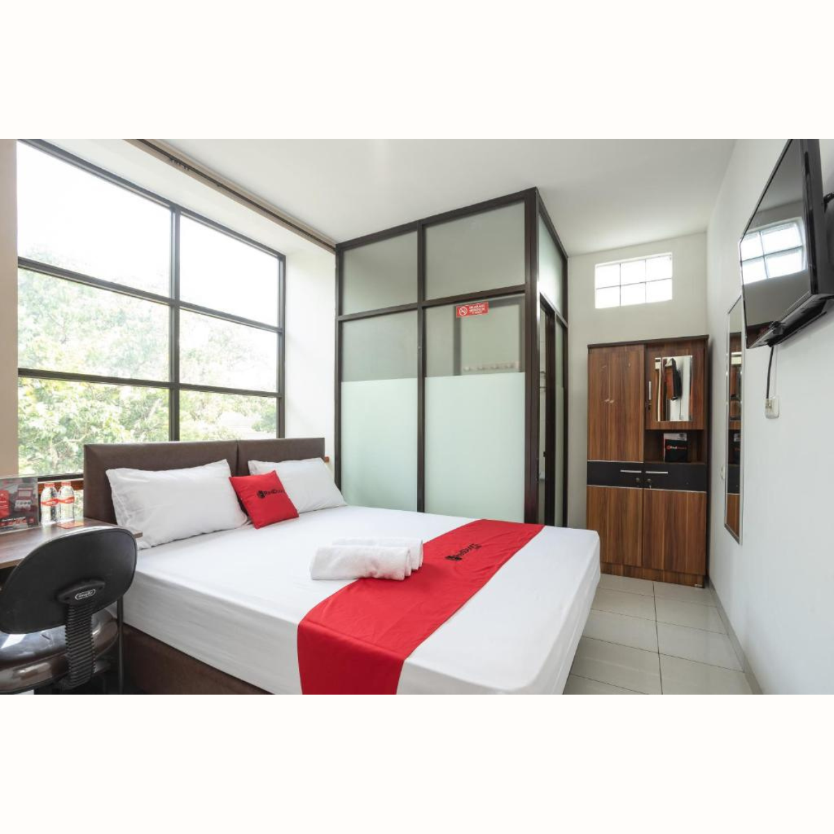 RedDoorz near Eka Hospital BSD City 2