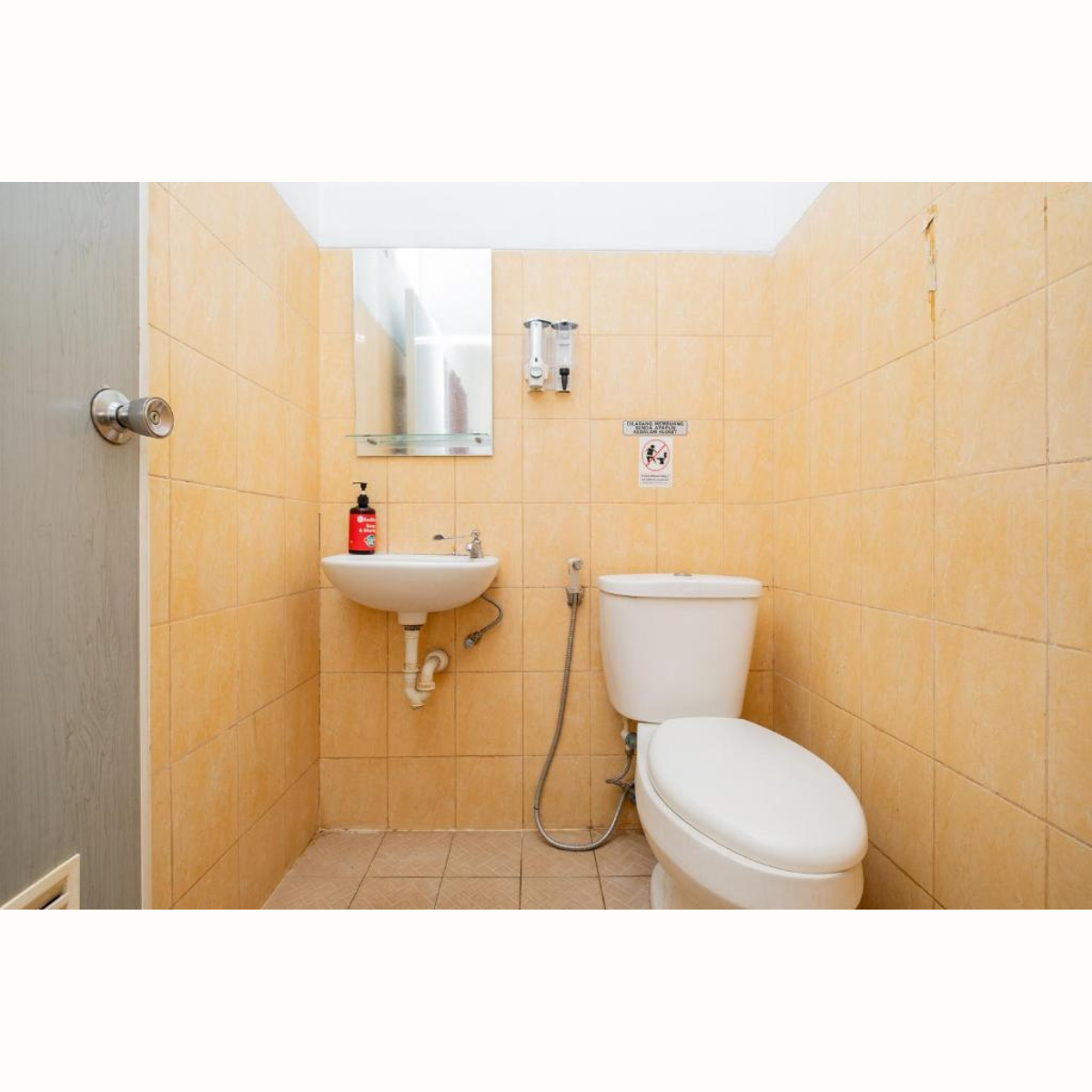 Kamar bersih dan nyaman RedDoorz near STAN
