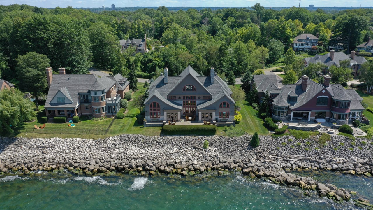14 Colony Ln, Bratenahl, OH