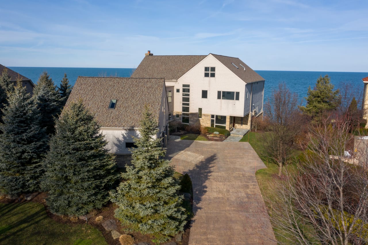 120 Lakehurst Dr, Bratenahl, OH