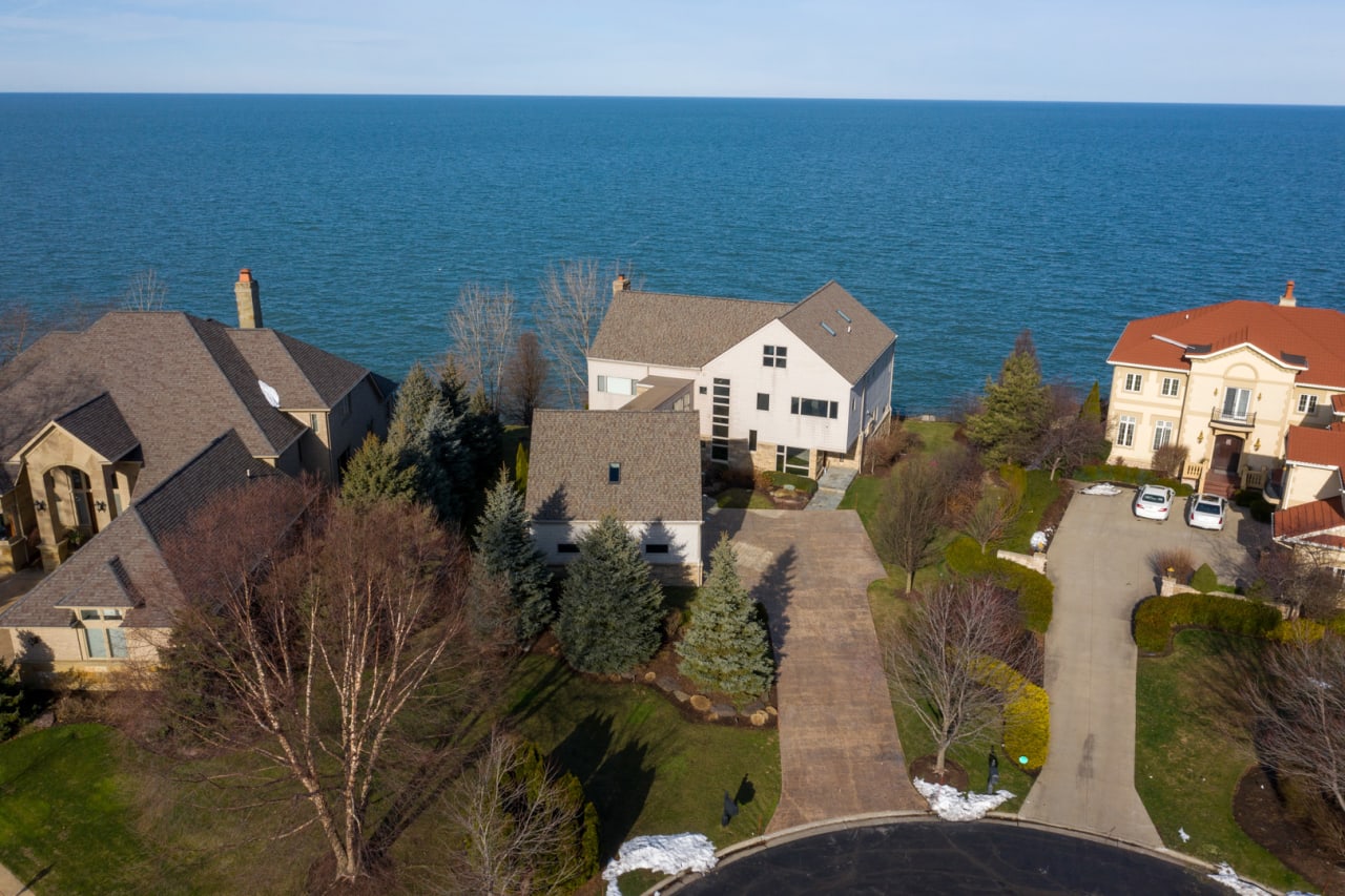 120 Lakehurst Dr, Bratenahl, OH