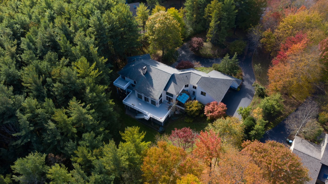 160 Basswood Ln, Moreland Hills, OH