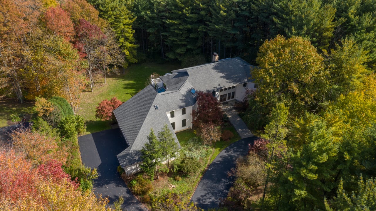 160 Basswood Ln, Moreland Hills, OH