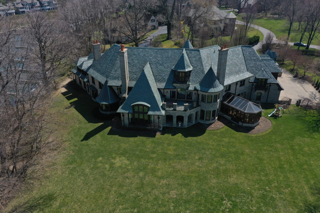 22 E Hanna Ln, Bratenahl, OH