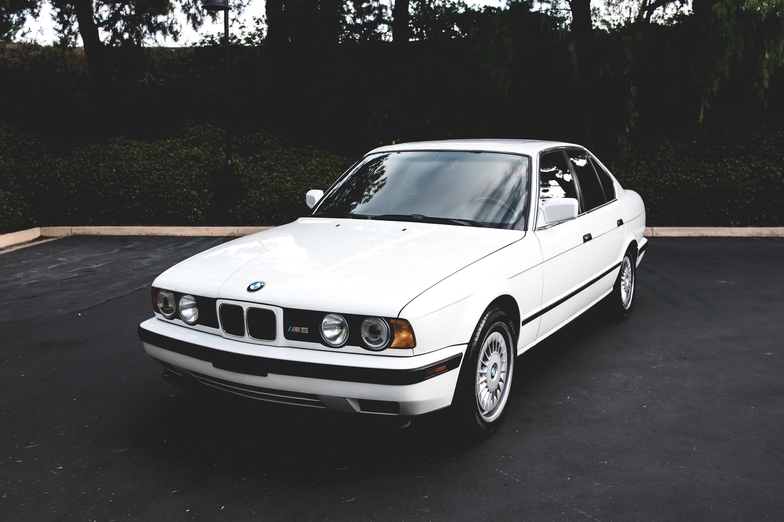BMW E34 M5 — opening frame
