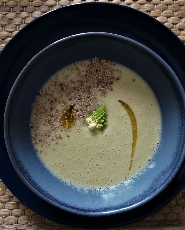 Velouté de chou romanesco au sésame