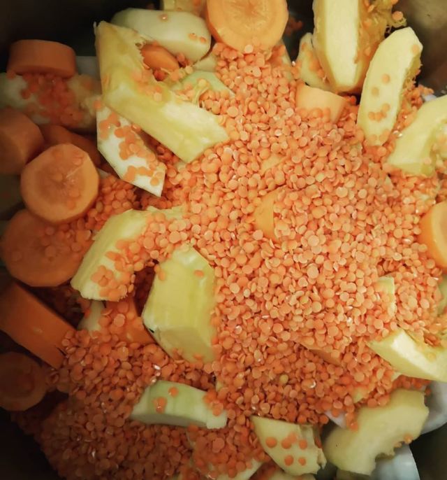 Soupe protéinée de courge , lentilles corail et carotte.