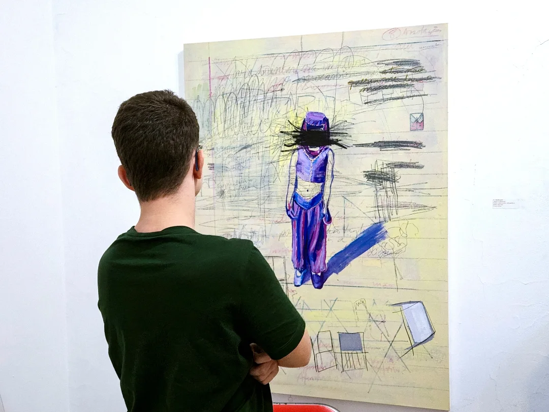 Pessoa observando arte