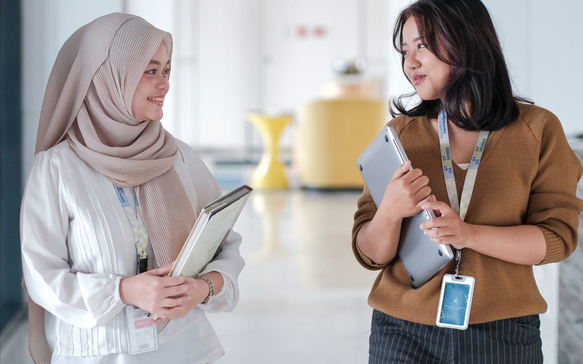Dua orang sedang berdiskusi dalam sesi konsultasi franchise