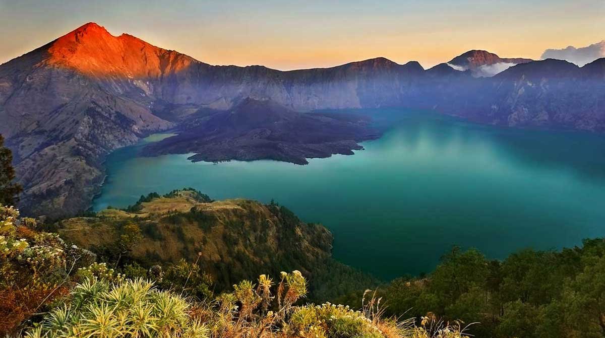 Guide to the Mount Rinjani Hike: A Journey Above the Clouds