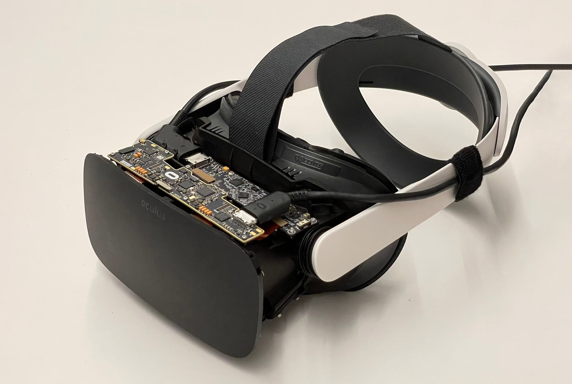 Teen builds award-winning VR prototype via free MIT courses