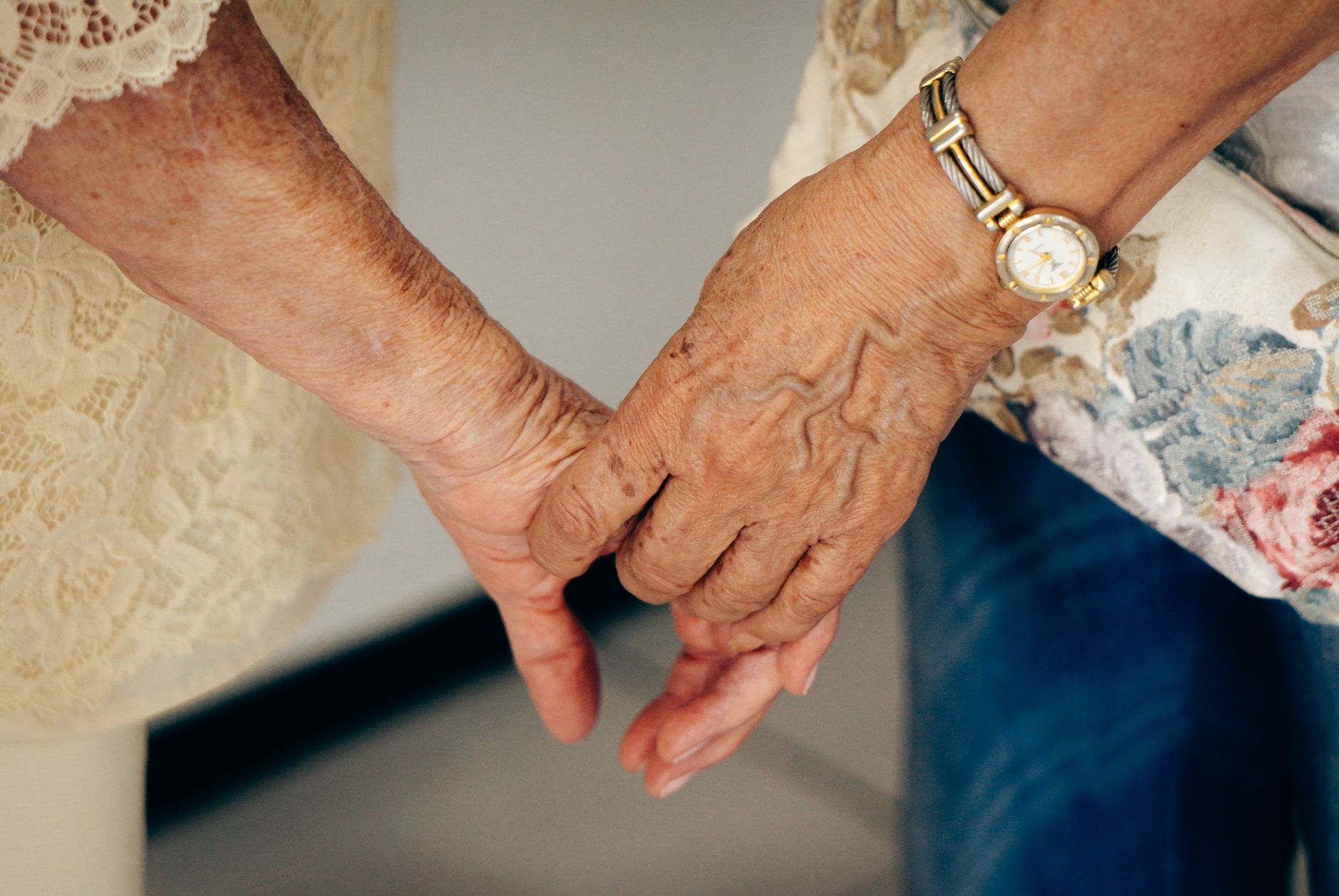 How Do You Care for a Senior with Dementia? Helpful Tips