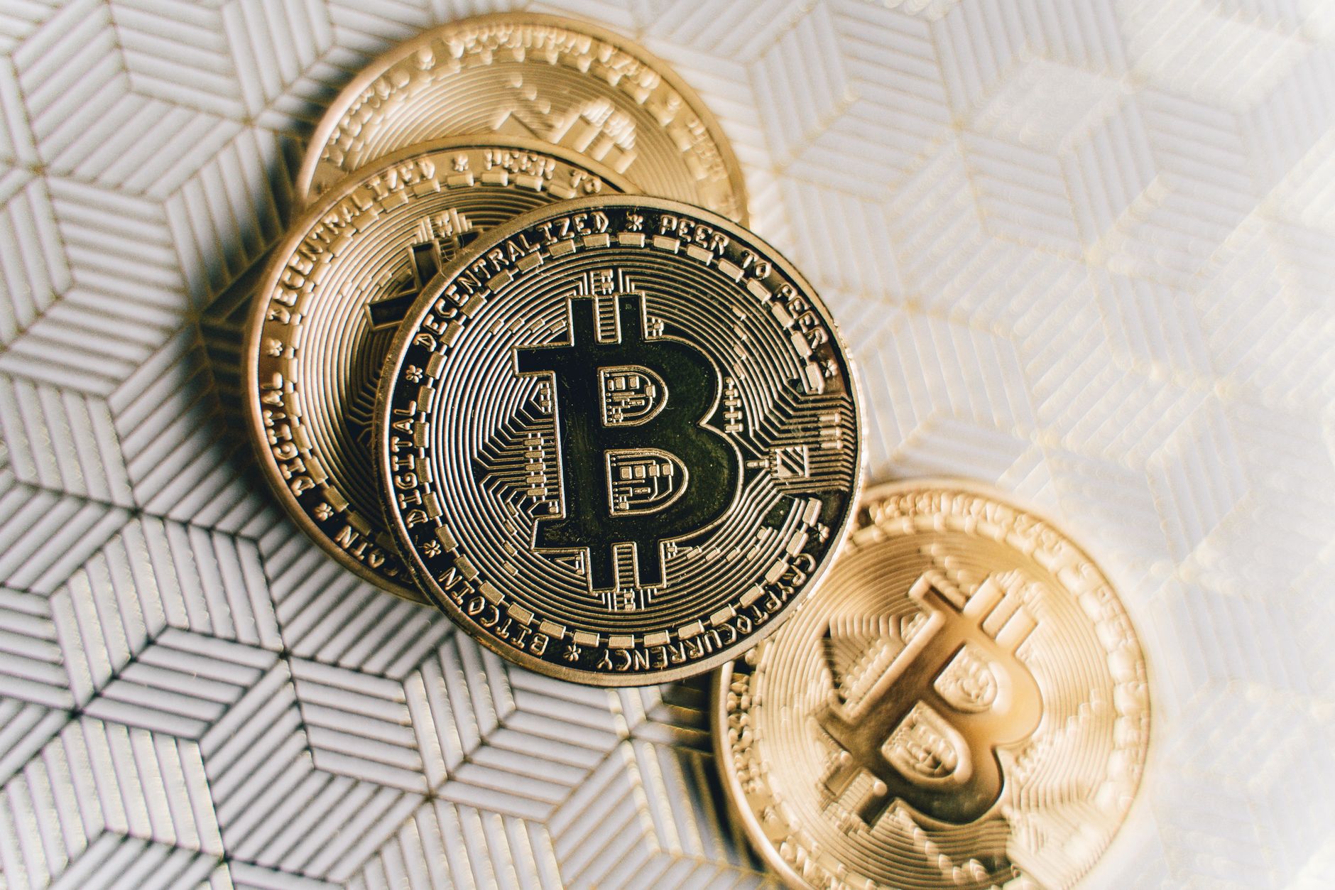 Introduction on advantages of the Bitcoin.