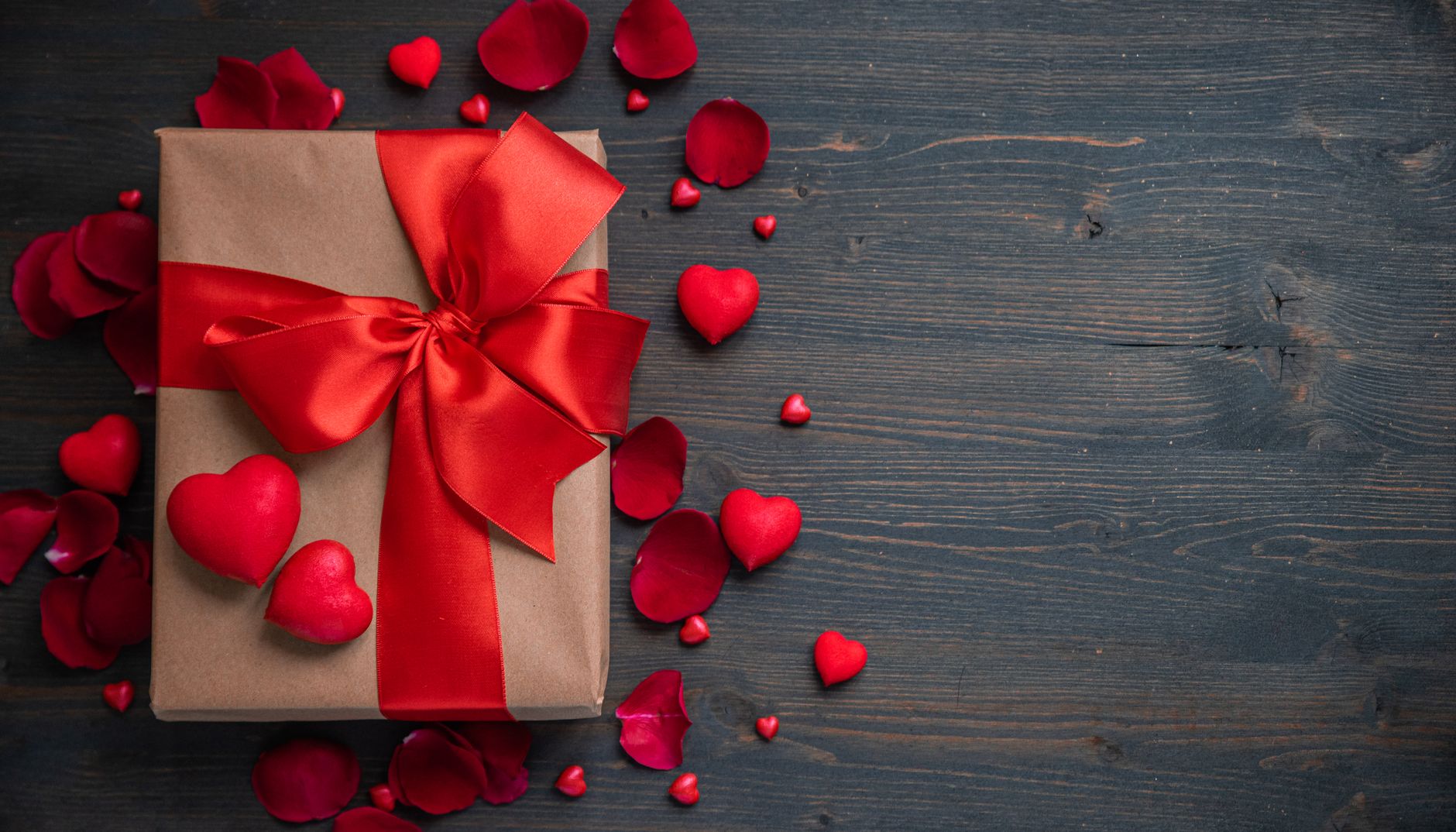 Anniversary Gifts for Women: Top Options You Should Consider