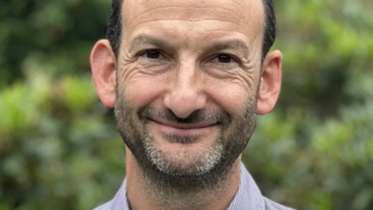 Neil Flash wins healthcare award - healthcare award