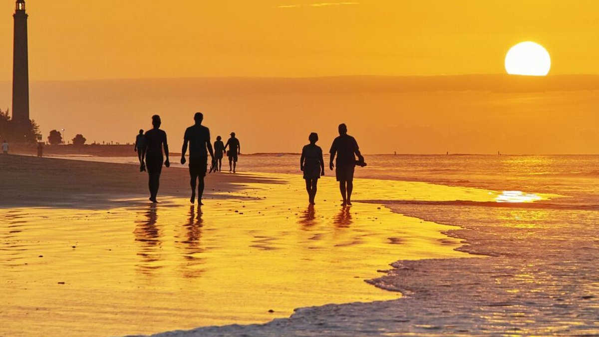 Spain raises alert for popular tourist island Spain raises alert for popular tourist island - canary islands heat