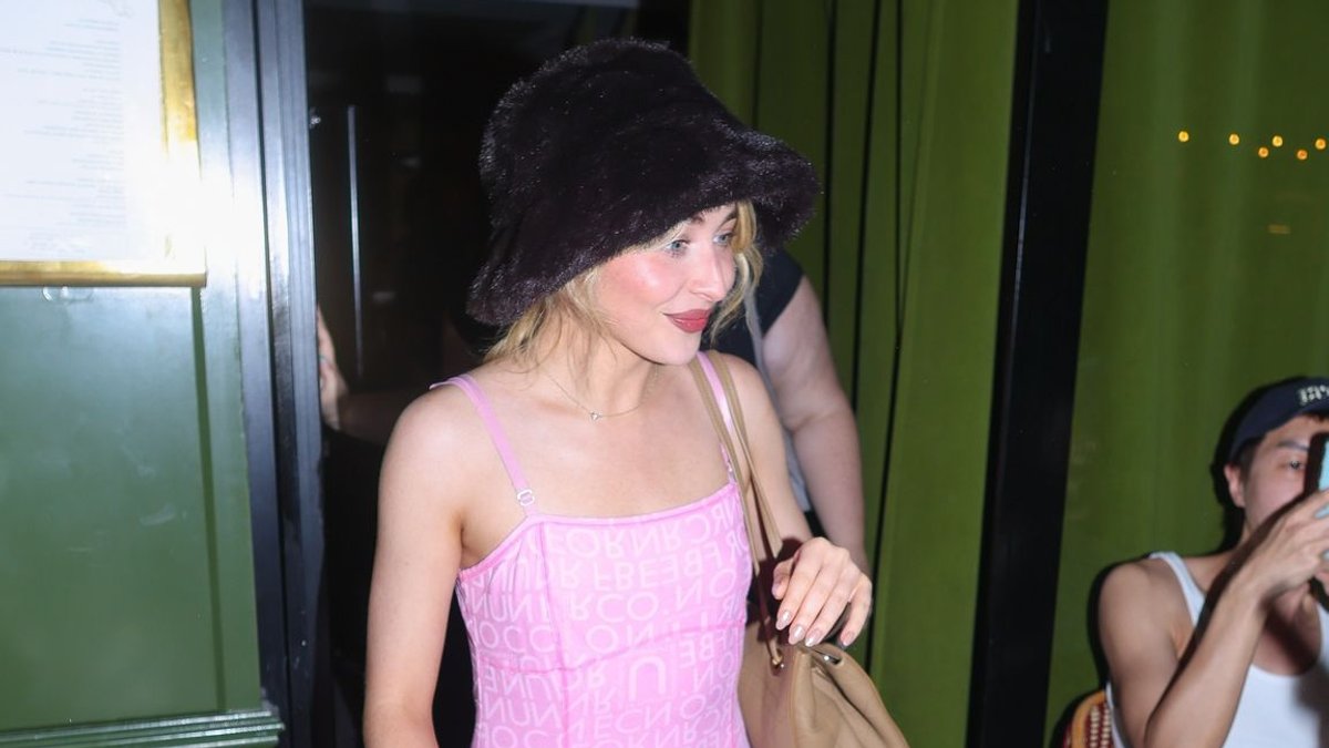 Sabrina Carpenter praises French style amid Paris heatwave Sabrina Carpenter praises French style amid Paris heatwave - french style