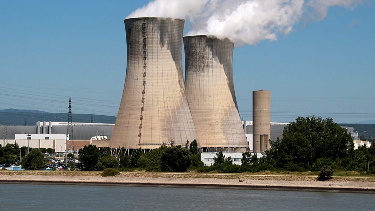 France powers down reactors amid worsening heatwave France powers down reactors amid worsening heatwave - france nuclear reactors
