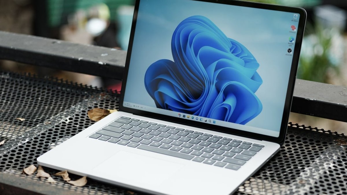 Microsoft patches record 570 Windows flaws - windows patch