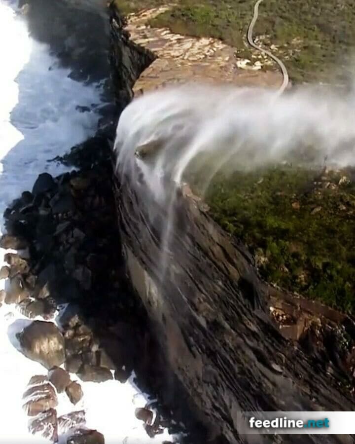 Водопад летящая вода. Водопад Вайпугия, Гавайи. Оаху водопады. Водопад снизу вверх. Водопад который течет снизу вверх.