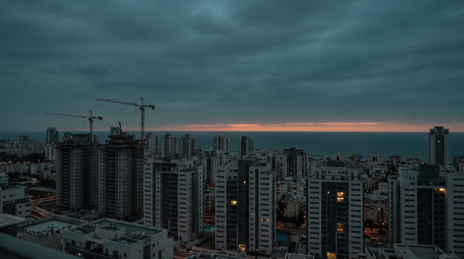 מגדלי מגורים חדשים בשעת ערב