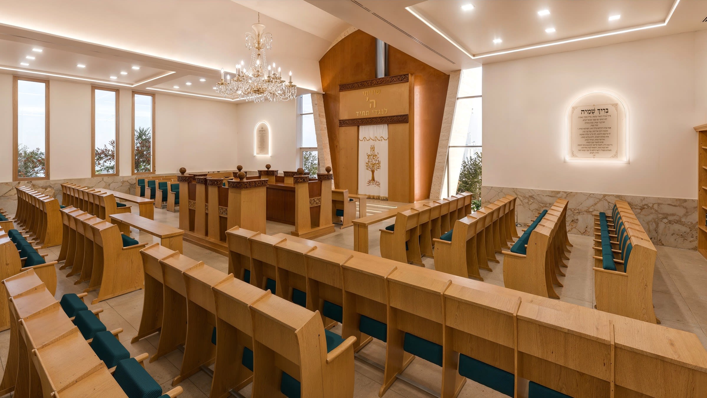 הדמיית פנים לבית כנסת ספרדי בנריה - ספסלי עץ בהיר, ריפוד בגוון ירוק ונברשת