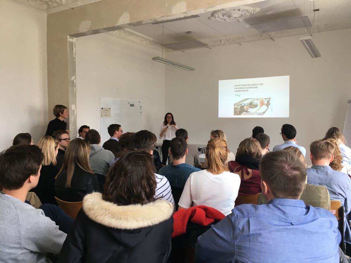 Teilnehmer eines Coworking-Seminars