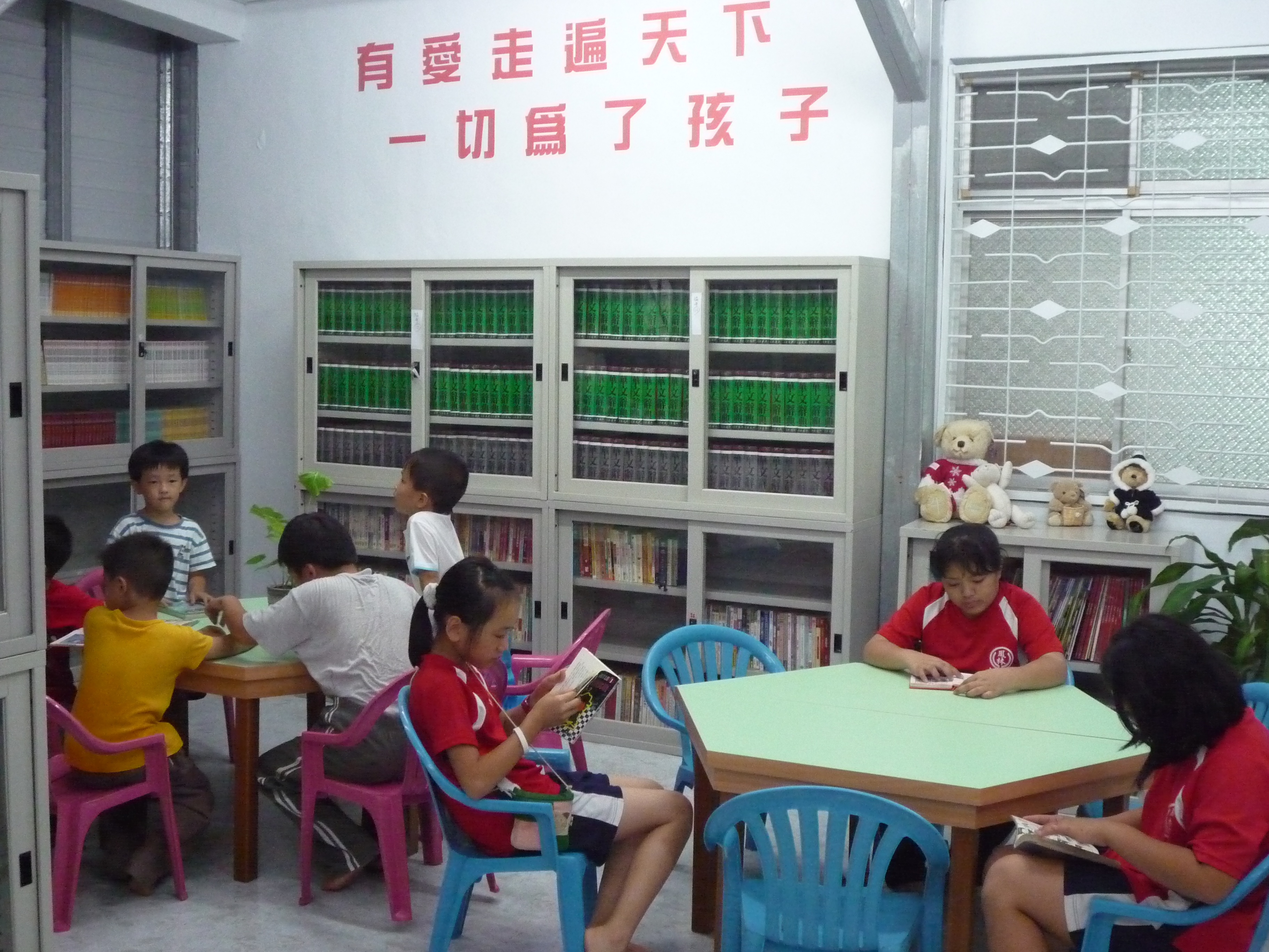 促銷 C： 2004花蓮辦公室外愛心書屋