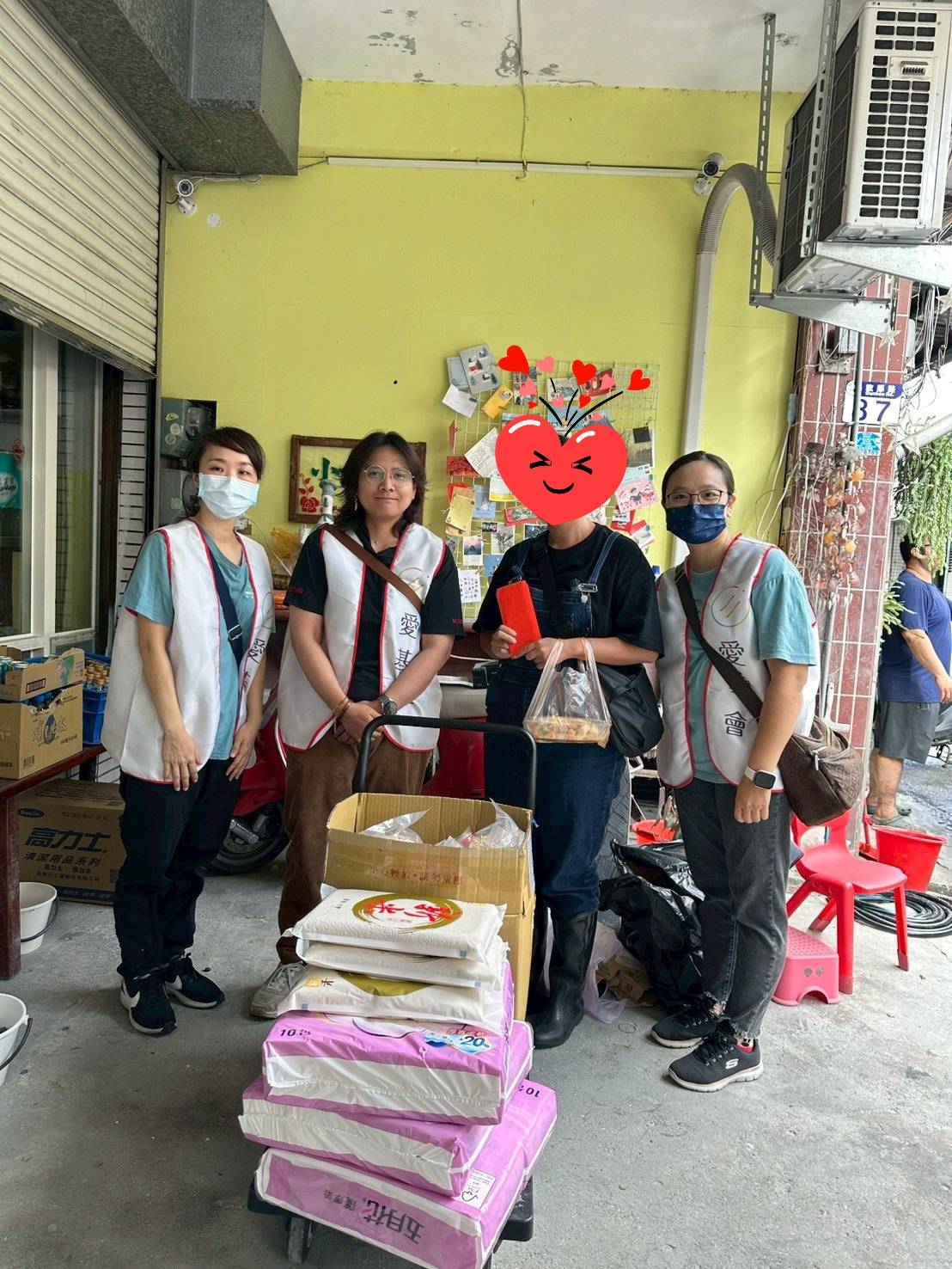 20250923馬太鞍洪災-愛基會同仁與珍珠生家庭合影