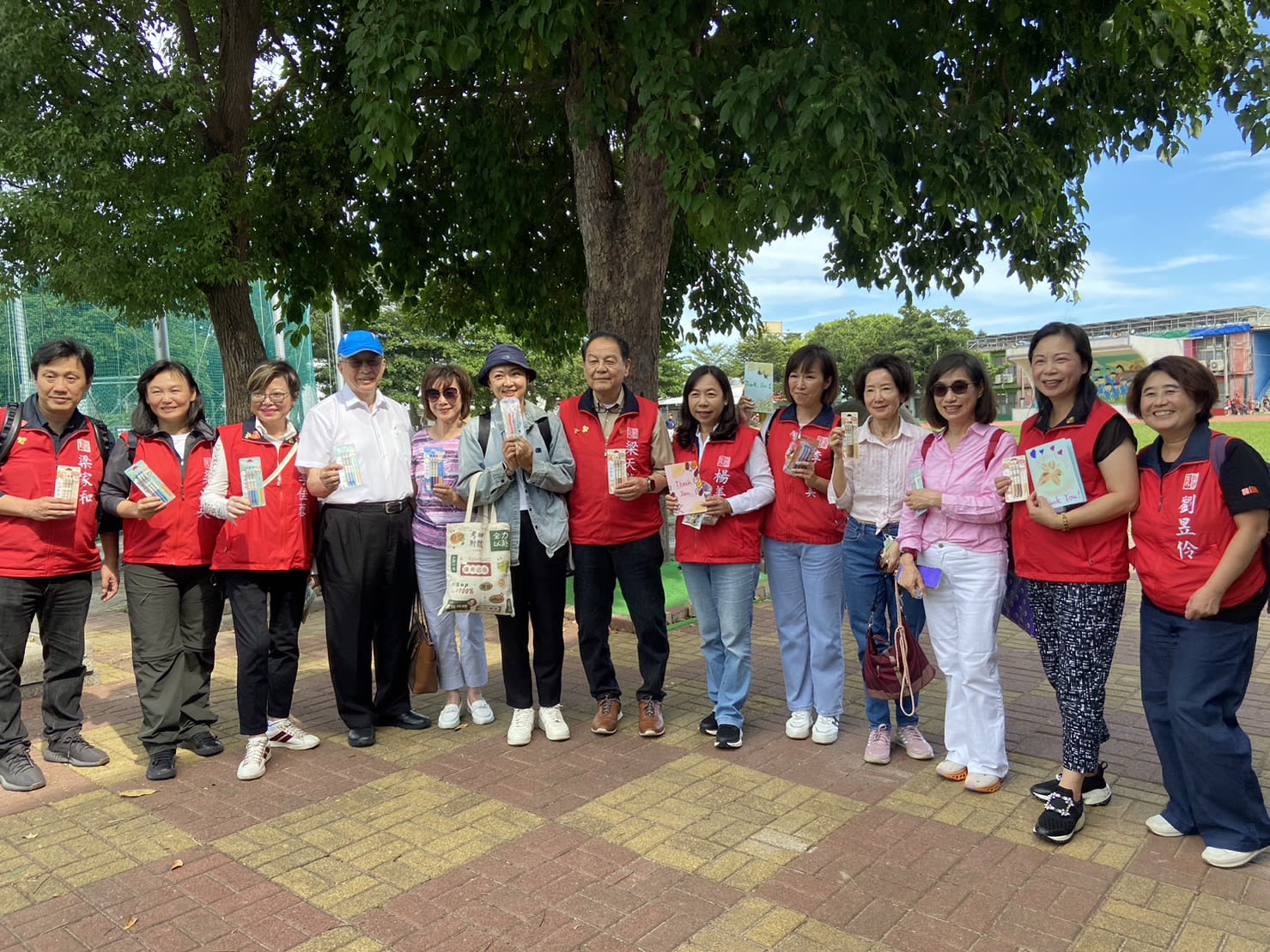 2024華保公益大使開心收到愛基會珍珠生的回饋卡