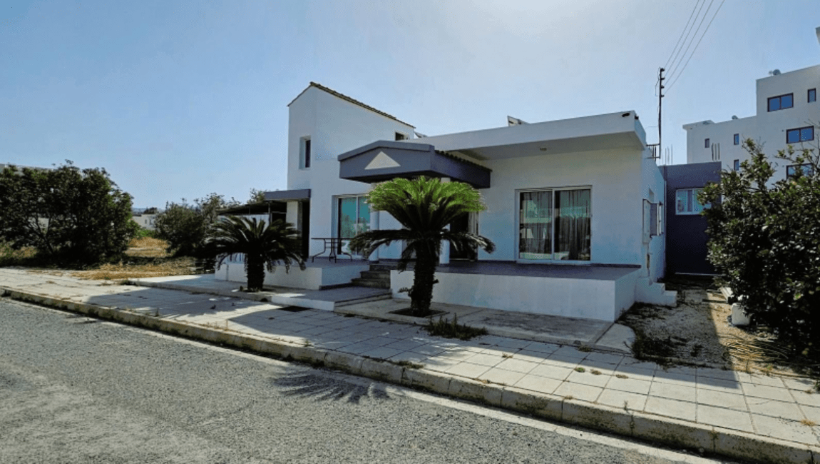 Житлова земельна ділянка з будинком