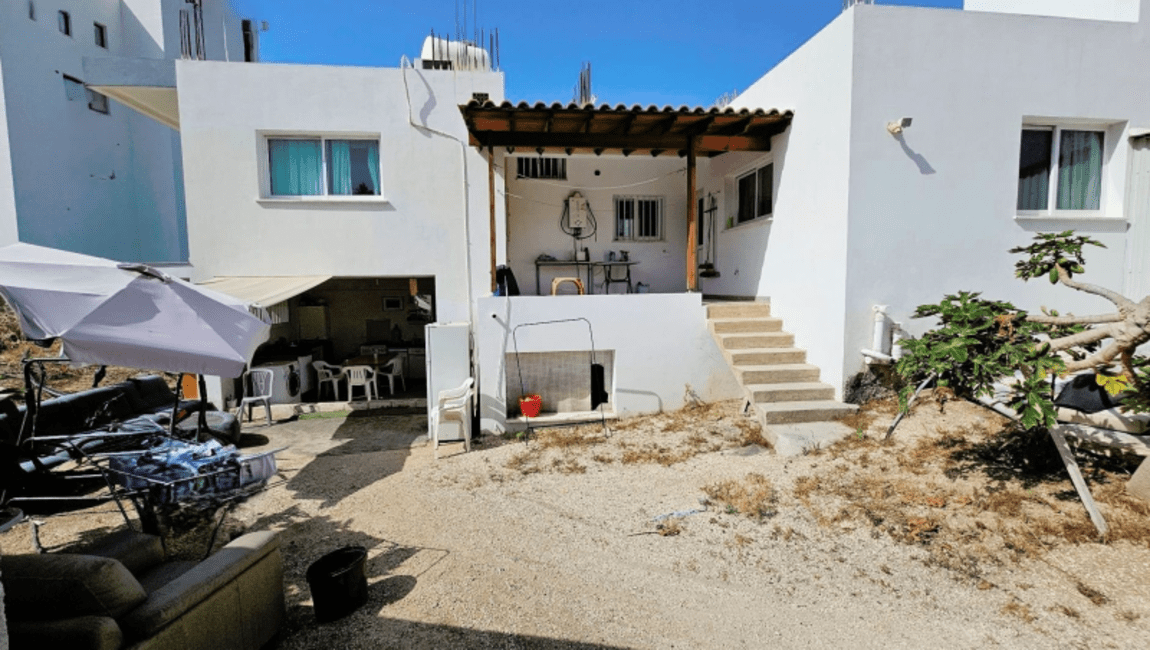 Житлова земельна ділянка з будинком