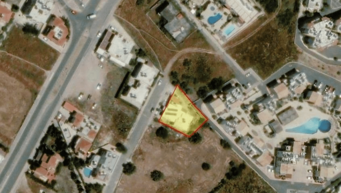 Житлова земельна ділянка з будинком