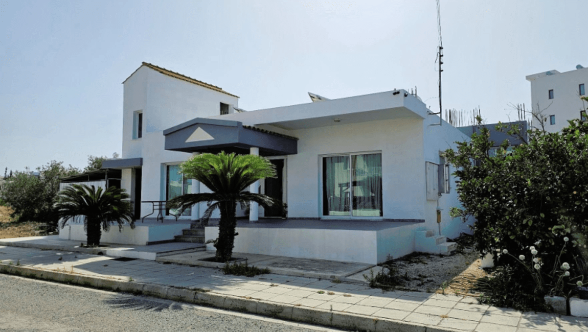 Житлова земельна ділянка з будинком