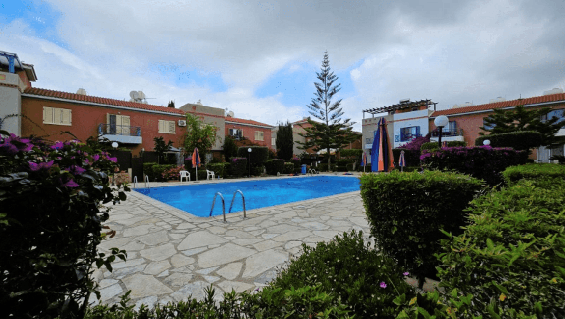 Полностью отремонтированный таунхаус с 2 спальнями в районе Юниверсал