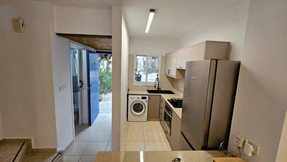 Полностью отремонтированный таунхаус с 2 спальнями в районе Юниверсал