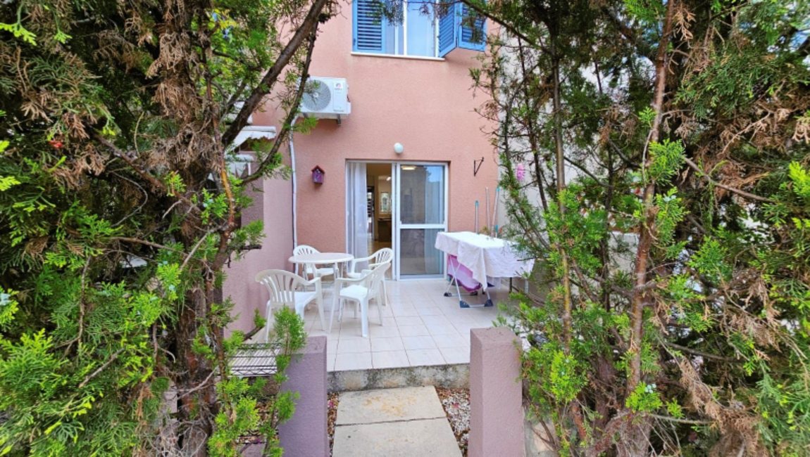 Полностью отремонтированный таунхаус с 2 спальнями в районе Юниверсал