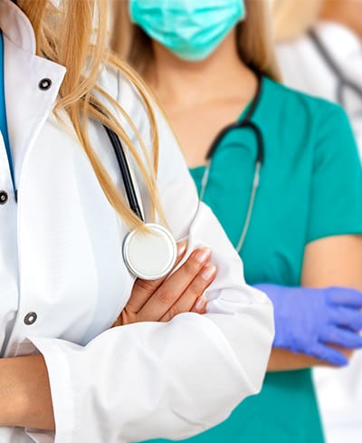 Echipa medicala MedCorp in timpul unei caravane