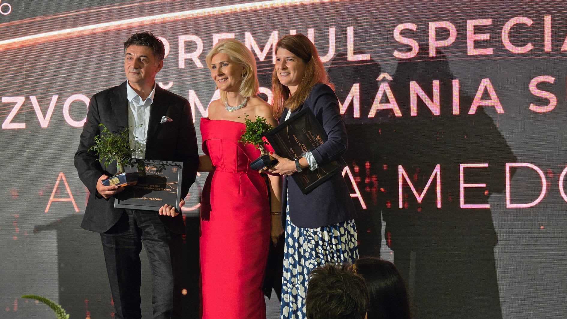 Dezvoltăm România Sustenabil — Awards Gala 2026 — momentul premierii Asociației Medcorp pe scenă