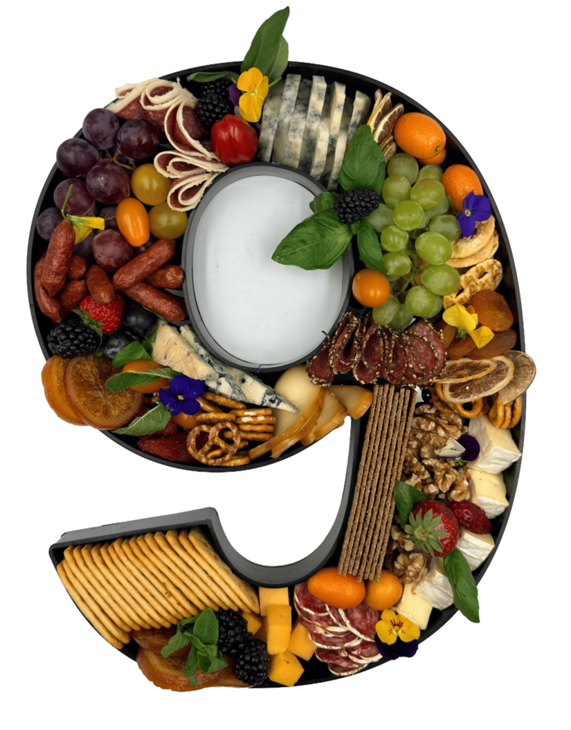 Platou cifra 9 - Pret platou 149 lei. Pretul nu include garantia sau suportul platoului.Fotografia este doar cu titlu de prezentare.Platoul include produse de charcuterie, dar aspectul final poate varia in functie de disponibilitatea ingredientelor si de creativitatea bucatarului din ziua respectiva (cantitati, aranjament sau tipuri similare de produse). 