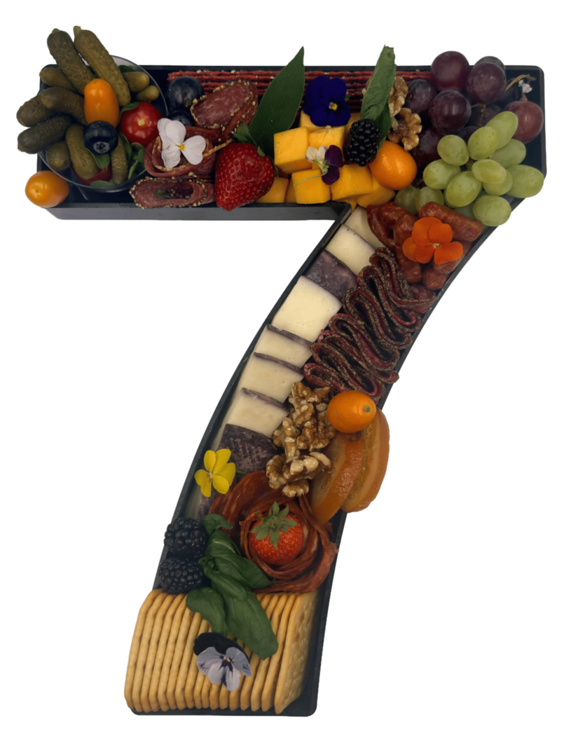 Platou cifra 7 - Pret platou 129 lei. Pretul nu include garantia sau suportul platoului.Fotografia este doar cu titlu de prezentare.Platoul include produse de charcuterie, dar aspectul final poate varia in functie de disponibilitatea ingredientelor si de creativitatea bucatarului din ziua respectiva (cantitati, aranjament sau tipuri similare de produse). 