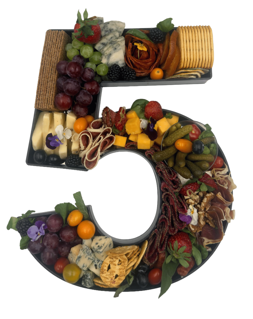 Platou cifra 5 - Pret platou 149 lei. Pretul nu include garantia sau suportul platoului.Fotografia este doar cu titlu de prezentare.Platoul include produse de charcuterie, dar aspectul final poate varia in functie de disponibilitatea ingredientelor si de creativitatea bucatarului din ziua respectiva (cantitati, aranjament sau tipuri similare de produse). 