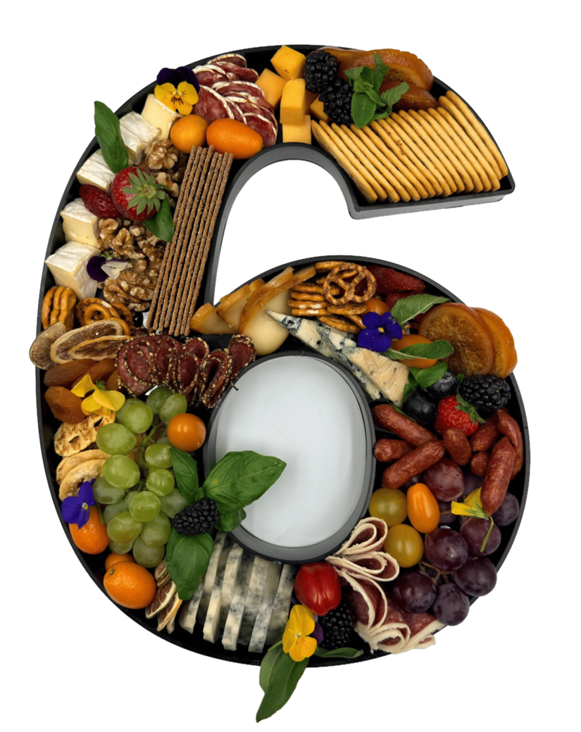 Platou cifra 6 - Pret platou 149 lei. Pretul nu include garantia sau suportul platoului.Fotografia este doar cu titlu de prezentare.Platoul include produse de charcuterie, dar aspectul final poate varia in functie de disponibilitatea ingredientelor si de creativitatea bucatarului din ziua respectiva (cantitati, aranjament sau tipuri similare de produse). 