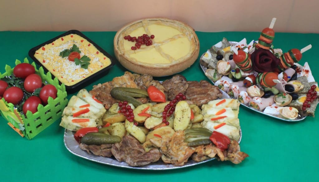 Pachet Paste nr. 3 - contine: Pasca, Salata boeuf carne pui, Oua rosii, Platou cald (ceafa porc, pulpa pui dezosata, clatite pui, cartofi cuptor), Platou rece (drob pui, rulou sunca cu salata cruditati, cos icre, cos vinete, dobos, frig capresse, frig legume, masline, telemea) - 479,0 lei