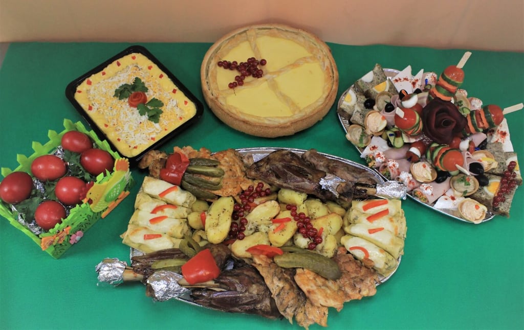 Pachet Paste nr. 1 - contine: Pasca, Salata boeuf carne pui, Oua rosii (6 buc), Platou cald (pulpa miel, pulpa pui dezosata, clatite pui, cartofi cuptor) - poate fi mic si mediu, Platou rece (drob pui, rulou sunca cu salata cruditati, cos icre, cos vinete, dobos, frig capresse, frig legume, masline, telemea) - mic 529,0 lei, mare 629,0 lei